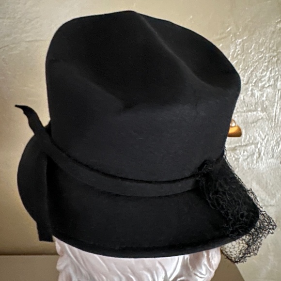 SOPHISTICATED 1930s\' BLACK FELT HAT WITH TALL CROWN, GOLD DISKS, PEARLS & VEIL main image 4
